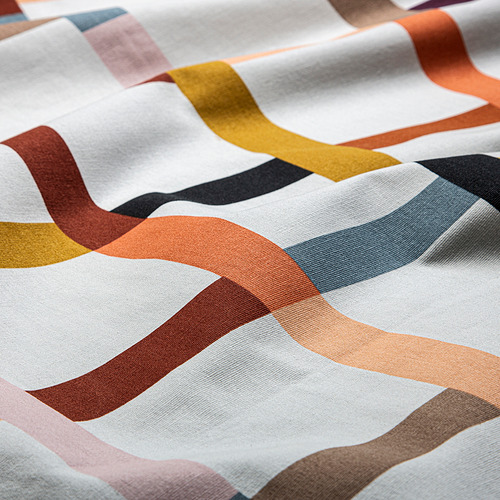 Primer plano de tela colorida y ondulada a rayas sobre fondo blanco; Textura suave y de algodón de alta calidad.