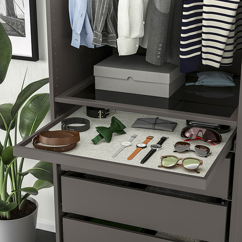 Un organizador de armario con bandeja extraíble que muestra accesorios y ropa, lo que garantiza un fácil acceso y visibilidad.