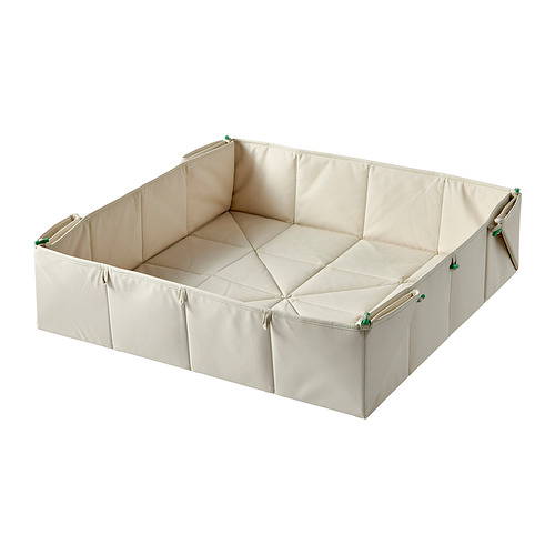 Una caja de almacenamiento GREJSIMOJS beige, de forma cuadrada, con diseño plegable y tiradores de cremallera verdes.