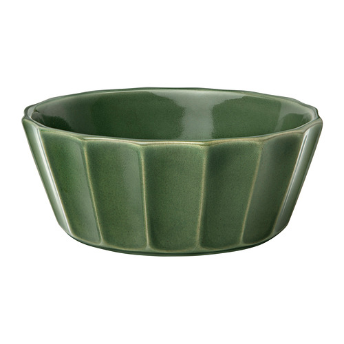 Cuenco de cerámica vidriada verde con bordes estriados, diseño hecho a mano.