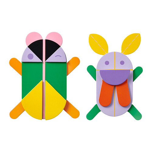 Dos coloridos juguetes de papel, uno con cara negra, orejas rosadas y patas naranjas; el otro con orejas amarillas, partes anaranjadas y brazos verdes.