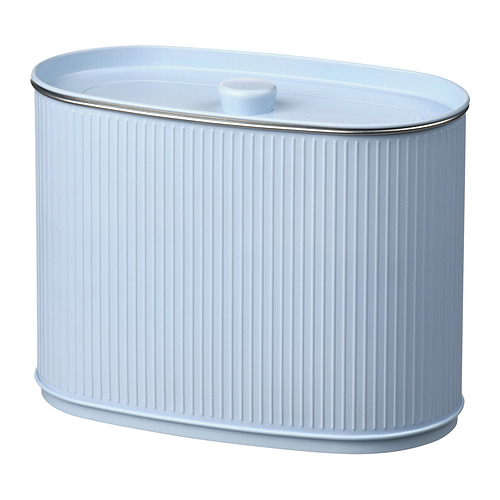 Un cubo de almacenamiento blanco, de forma ovalada, con diseño estriado, fabricado en acero estañado, y asa en la tapa.