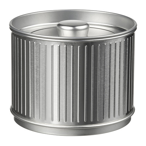 Recipiente de metal plateado con diseño ranurado y tapa con nudos.