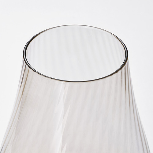 Jarrón de vidrio transparente con diseño suave y curvo, que muestra calidad y simplicidad.