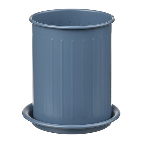 Recipiente cilíndrico azul VÄLVÅRDAD con nervaduras verticales sobre un platillo a juego. Fabricado en acero galvanizado con recubrimiento en polvo y acero inoxidable.