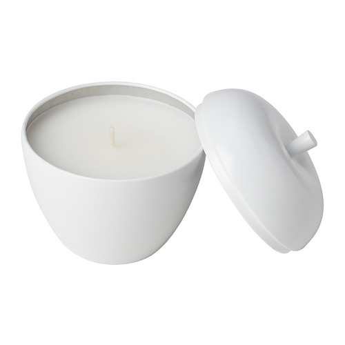 Vela VINTERFINT blanca en recipiente redondo, con la tapa abierta. Diseño moderno y minimalista. Hecho de cera y acero de origen vegetal.