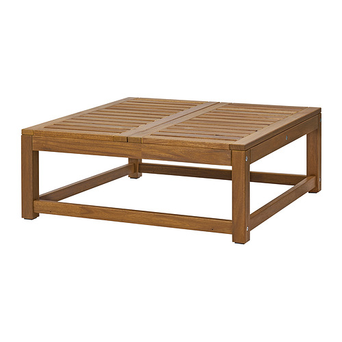 Mesa de centro de exterior de madera marrón NÄMMARÖ de Ikea con tablero de listones y robustas patas cuadradas.