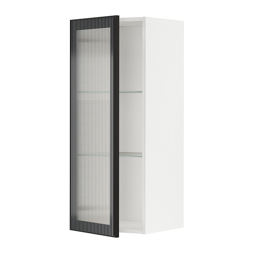 Exhibe un mueble de cocina METOD blanco con una puerta de vidrio hejsta negro, con un diseño de vidrio de lengüeta y un elegante marco de metal.