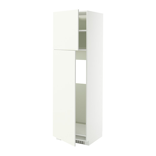 Un mueble de cocina METOD blanco con una sola puerta abierta, que revela estantes ajustables en el interior.