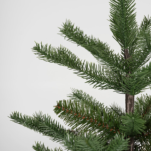 Primer plano del árbol artificial VINTERFINT. Las detalladas y realistas agujas de pino verde forman ramas simétricas. Textura duradera y realista.