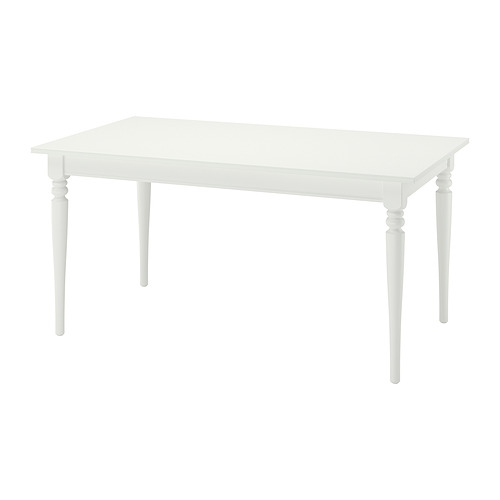 Una mesa de comedor extensible ROSENTORP de ikea blanco. Es rectangular, de madera y melamina, con patas clásicas torneadas y una hoja que se almacena sola.