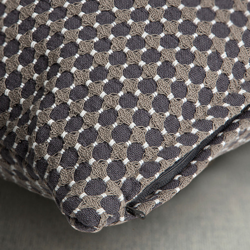 Funda de cojín con cremallera y estampado geométrico, tejida en tonos apagados, diseñada para adaptarse a un cojín interior de 50x50 cm.