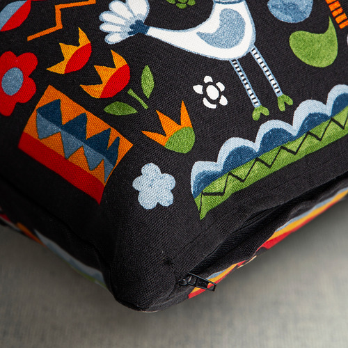 Colorida funda de cojín con motivos florales, de pájaros y humanos, con cremallera oculta.