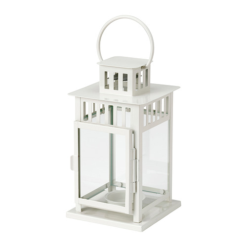 Un farol blanco BORRBY con un diseño clásico. Está hecho de metal y vidrio, apto para uso en interiores o exteriores.