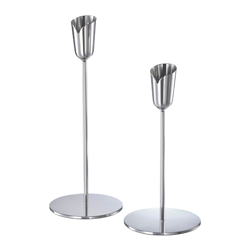 Dos candelabros metálicos plateados con bases redondas y soportes en forma de trompeta. Diseño elegante y moderno. Ideal para decoración.