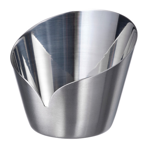 Un candelabro cilíndrico cilíndrico de acero inoxidable plateado metálico con un diseño elegante y suave.