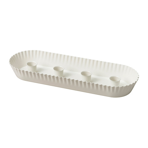 La VINTERFINT es una bandeja cerámica blanca de forma ovalada con cuatro pequeñas ranuras de soporte. Tiene un diseño acanalado y está fabricado en porcelana.