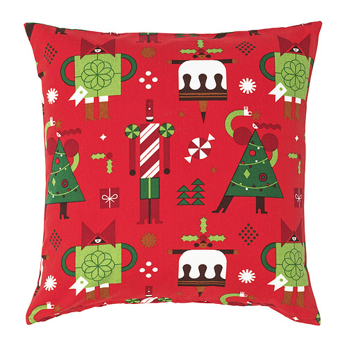 Almohada navideña roja cuadrada, decorada con árboles verdes, cascanueces y hombres de jengibre sobre fondo blanco.