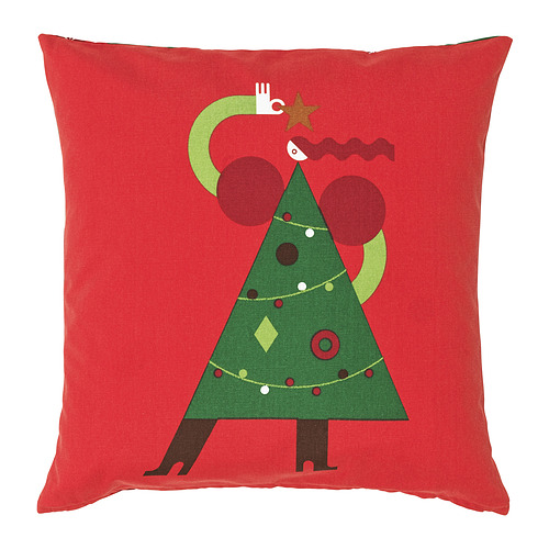 Cojín cuadrado rojo con diseño de árbol de navidad verde; cara blanca, adornos marrones, decoraciones coloridas.