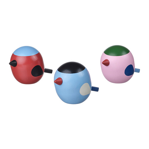 Tres coloridas figuras de pájaros de madera en rojo, azul y rosa con pico y patas negras, dispuestas en formación triangular.