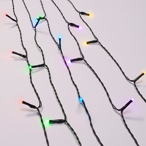 La imagen muestra luces multicolores, parte de GETKÅL. Las luces ajustan el color y tienen múltiples modos, adecuados para uso en exteriores.