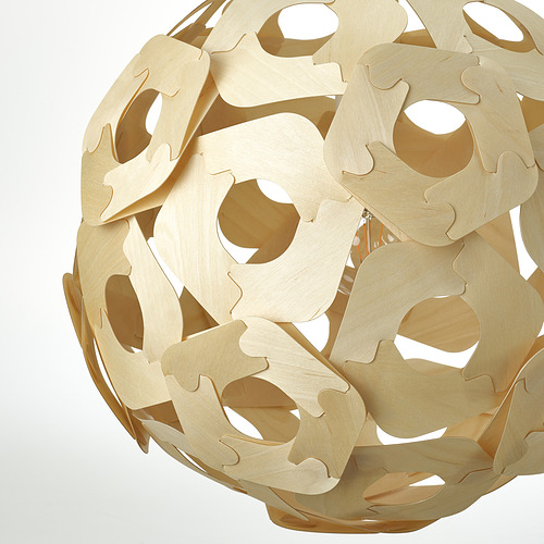 Lámpara colgante esférica con intrincados recortes geométricos de madera, que muestra una artesanía de alta calidad y un acabado natural.
