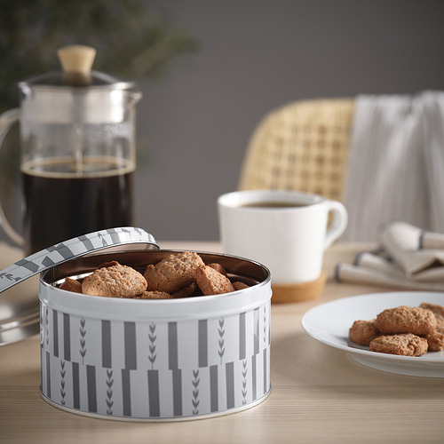 Lata de galletas de canela KAFFEREP abierta con café y más galletas para fika sueca.