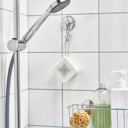 El altavoz portátil a prueba de agua se cuelga en el baño, reproduciendo música cerca de la ducha.