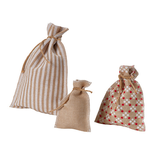 Tres bolsas de regalo beige: a rayas, lisas, estampadas con puntos rojos; confeccionado en yute y algodón; atado con una cuerda.
