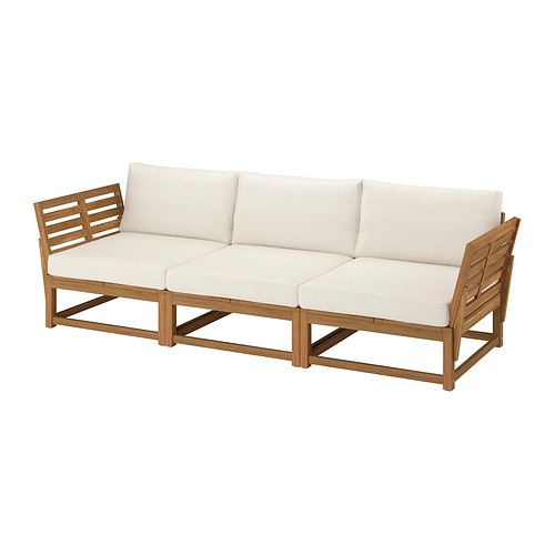 El sofá de exterior NÄMMARÖ es de madera de acacia de color marrón claro con cojines blancos, con un diseño moderno de listones para mayor comodidad y durabilidad.