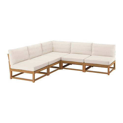 El sofá modular de exterior NÄMMARÖ es un cojín de color beige claro sobre una estructura de madera de color marrón claro con un diseño moderno y minimalista.