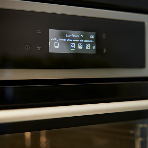Una pantalla digital del horno que indica la función easysteam, haciendo coincidir la cantidad de vapor con el tiempo seleccionado.