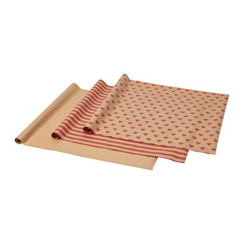 Tres rollos de papel de regalo marrón claro. Diseños: corazones rojos y rayas onduladas. Material reciclado.