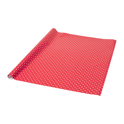 Papel de regalo rojo con patrón de copos de nieve blancos, enrollado y aplanado, diseño festivo de vacaciones.