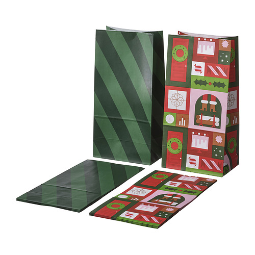 Dos juegos de bolsas de regalo de papel verde con rayas diagonales y coloridos diseños navideños. Un conjunto está en posición vertical, el otro plano sobre una superficie blanca.