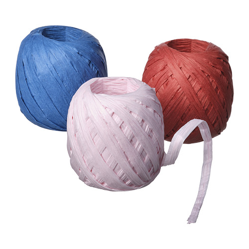 Tres coloridos cuencos de malla esférica en azul, blanco y rojo, elaborados con material de papel entretejido.