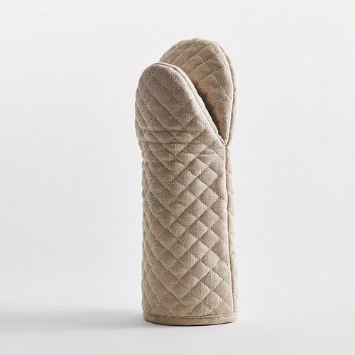 Par de guantes de cocina beige con motivo de rombos, doblados y desplegados en posición vertical. Ideal para proteger las manos del calor mientras se cocina.