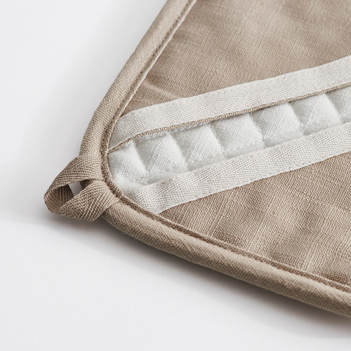 Cojín beige plegado con costuras centrales blancas, que luce un tejido y artesanía de primera calidad.