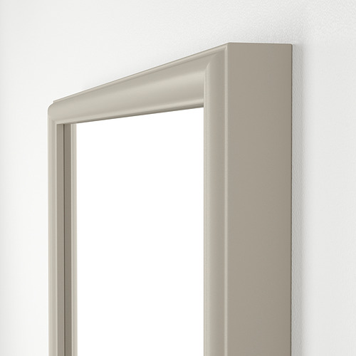 Moderno espejo de borde biselado, marco blanco, orientación vertical. Diseño elegante y con estilo.