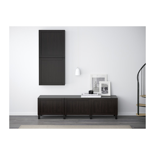 Habitación minimalista con aparador BESTÅ, luces, fotos, escalera.
