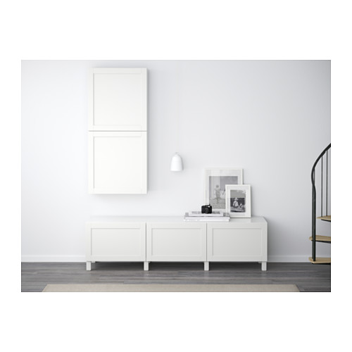 Habitación moderna con almacenamiento BESTÅ, fotos, libros.