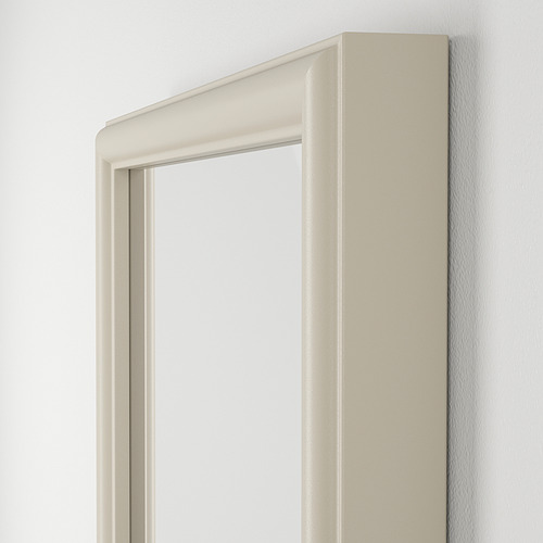 Espejo de pared moderno, con bordes biselados, marco color crema, construcción de alta calidad.