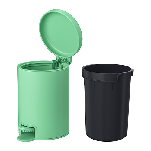 Dos contenedores uno al lado del otro, uno verde, otro negro, redondo, de plástico, diseño de tapa abierta.