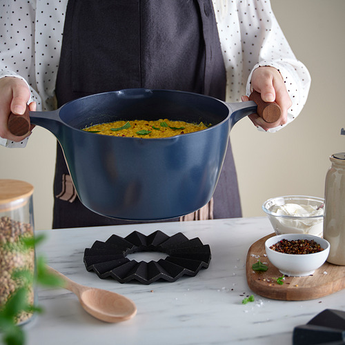 Cocina en bambú con crema agria y especias.