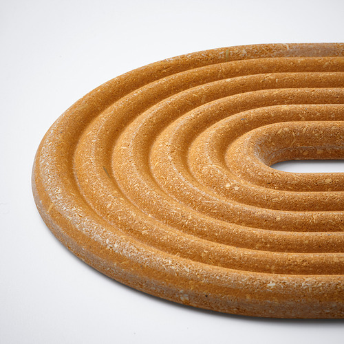 Salvamanteles circular de bambú con anillos concéntricos, acabado lacado, protegen las superficies del calor.