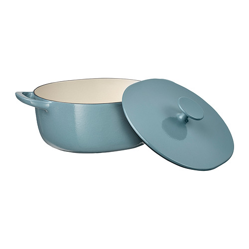 Sartén de hierro fundido esmaltado azul VARDAGEN, redonda con dos asas laterales y tapa, ideal para la cocción lenta.