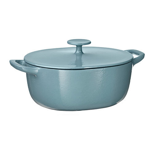 Cazuela de hierro fundido VARDAGEN, azul cielo, dos asas, tapa redondeada, diseño elegante.