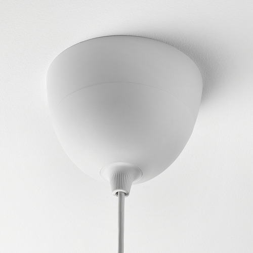 Lámpara de techo blanca con pantalla redondeada, cordón ajustable y fondo blanqueado.