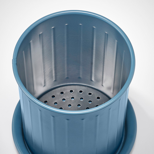 Escurridor de acero galvanizado azul con base perforada y bandeja de acero inoxidable.