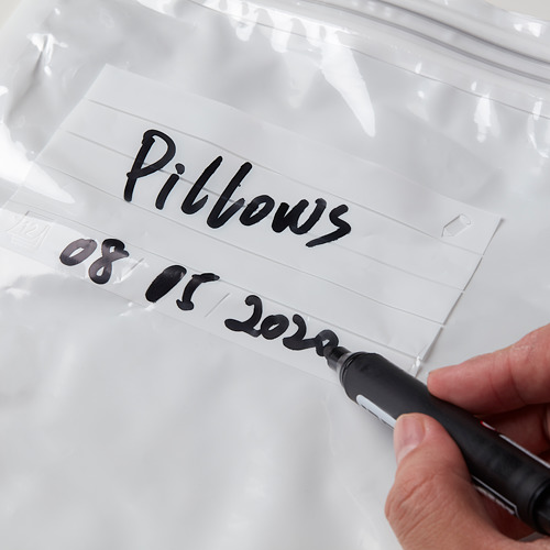 Almohadas escritas a mano 08/01/2020 en la bolsa, mostrando el uso de las bolsas de almacenamiento SPANTAD para etiquetar y organizar.